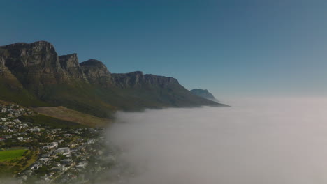 Impresionantes-Imágenes-De-Montañas-Que-Se-Elevan-Desde-Un-Paisaje-Inundado-Por-La-Niebla.-Niebla-Matutina-Sobre-La-Costa-Del-Mar.-Ciudad-Del-Cabo,-Sudáfrica