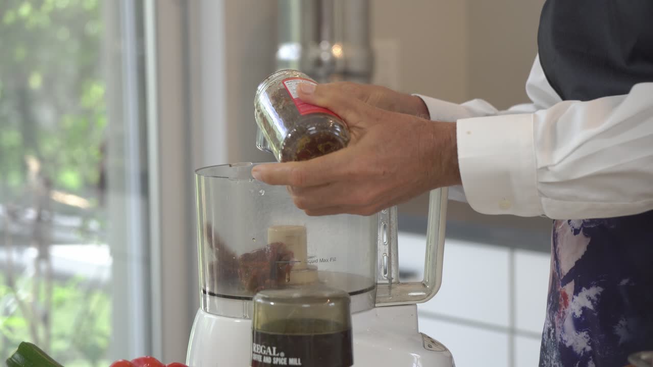 añadir tomates secos al sol a la licuadora para hacer una hamburguesa vegana cruda