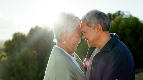 Al-Aire-Libre,-Matrimonio-Y-Pareja-Mayor-Con-Amor.