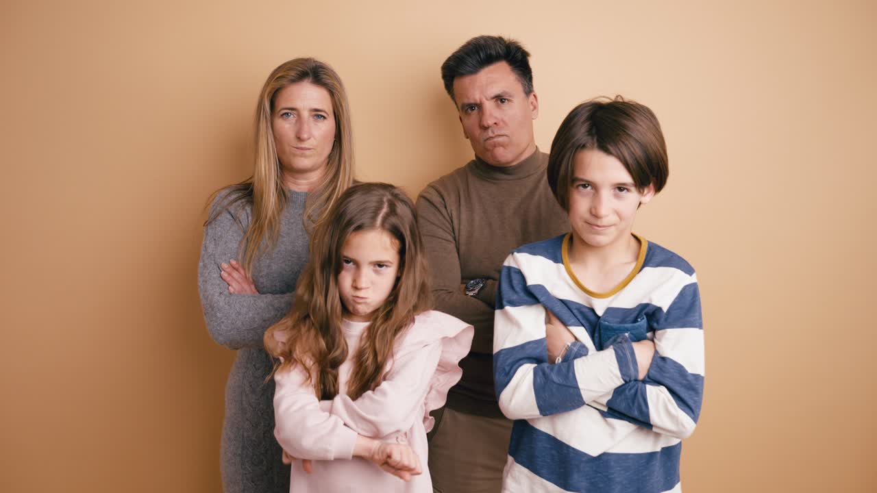 Familiares molestos de pie con los brazos cruzados