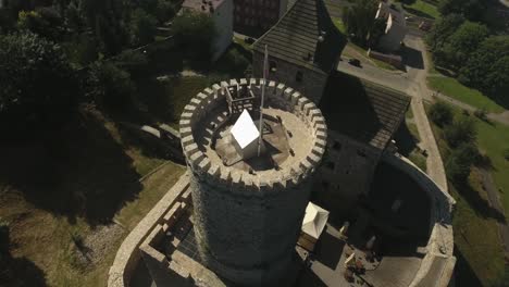 toma dinámica aérea del antiguo castillo medieval con torre 4k