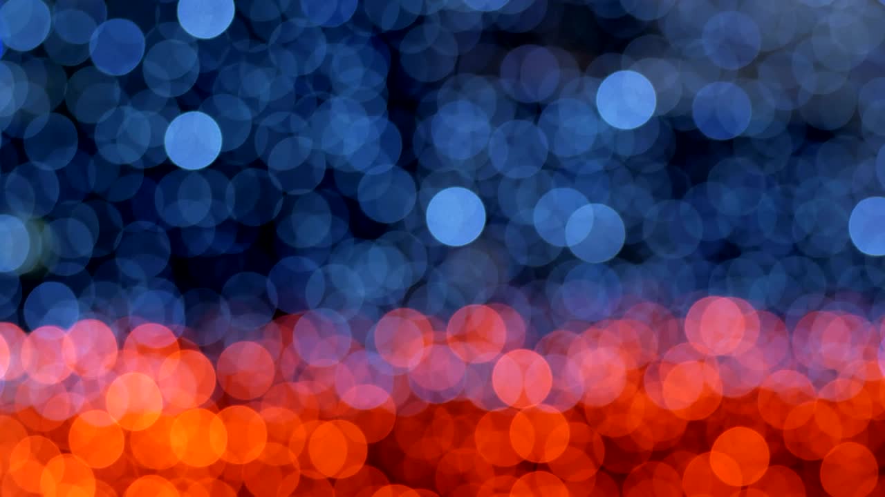 o fundo abstrato da noite está desfocado com um bom bokeh. luzes de natal borradas bokeh. pan através do borrado.