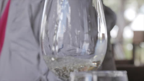 vertido en cámara lenta de un vino blanco