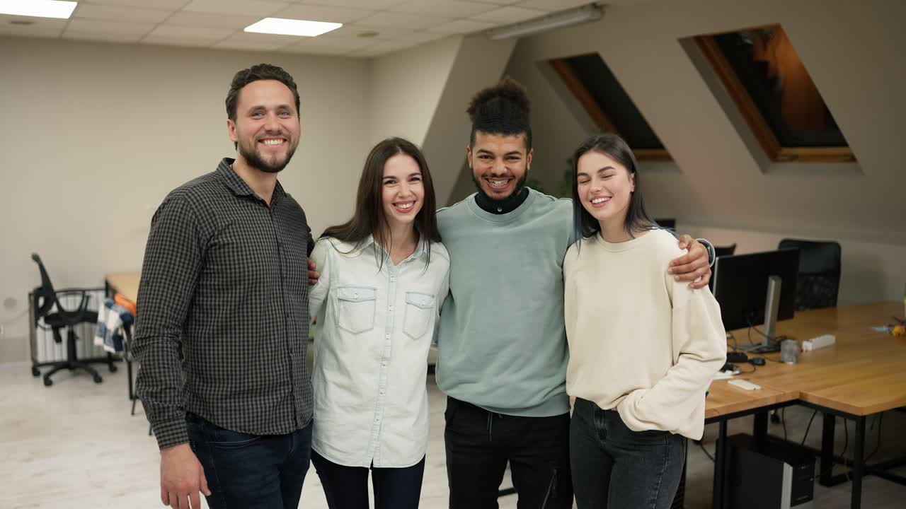 Membros de equipe de negócios corporativa, diversos e profissionais, sorrindo para a câmera.