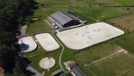 Instalación-De-Entrenamiento-De-Caballos-Toma-Aérea-Desde-Un-Dron