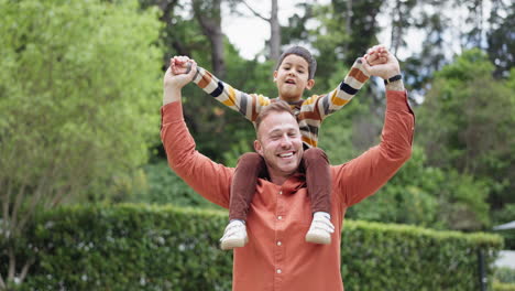 padre, niño y jardín en los hombros para el avión