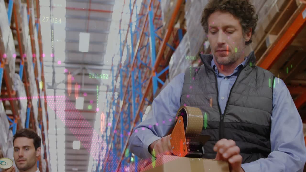 procesamiento de datos financieros sobre trabajador caucásico empacando una caja de entrega en el almacén