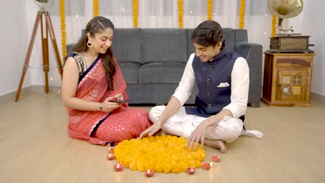 pareja india disfrutando del proceso de decoración