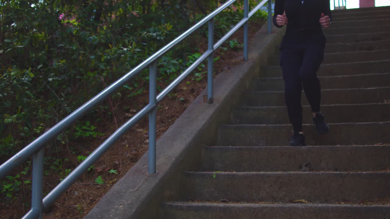 한 젊은 여성 이 인기 있는 지역 공원 의 별 들 을 타고 오후 늦게 운동 을 하기 위해 준비 하고 있다