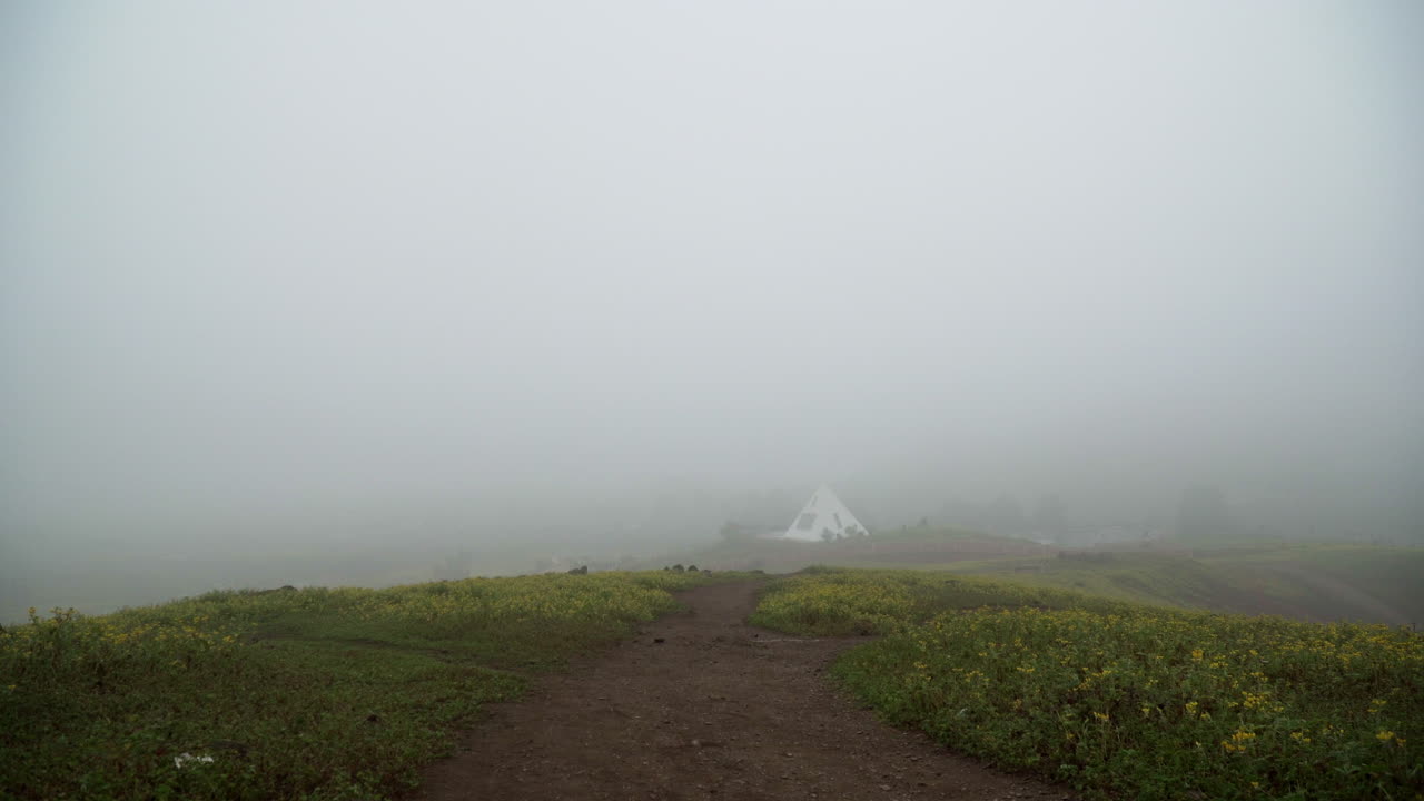 lomas de manzano, pachacamac, lima, peru의 안개가 자욱한 마을을 보여주는 오른쪽에서 왼쪽으로 패닝