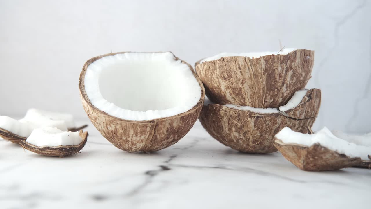 cocos recién cortados en mármol