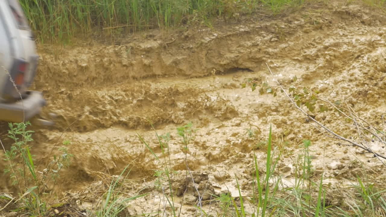 vehículo todoterreno que conduce por terreno fangoso