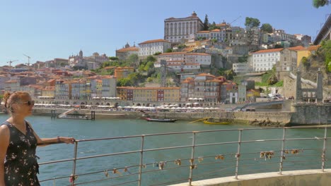 Frau-Genießt-Die-Aussicht-In-Porto,-Portugal-–-Schwenk