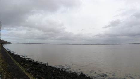 Nublado-Río-Británico-Mersey-Frente-Al-Mar-Nubes-Rápidas-Timelapse-Sobre-El-Agua-De-La-Marea-Costera-Ondulante