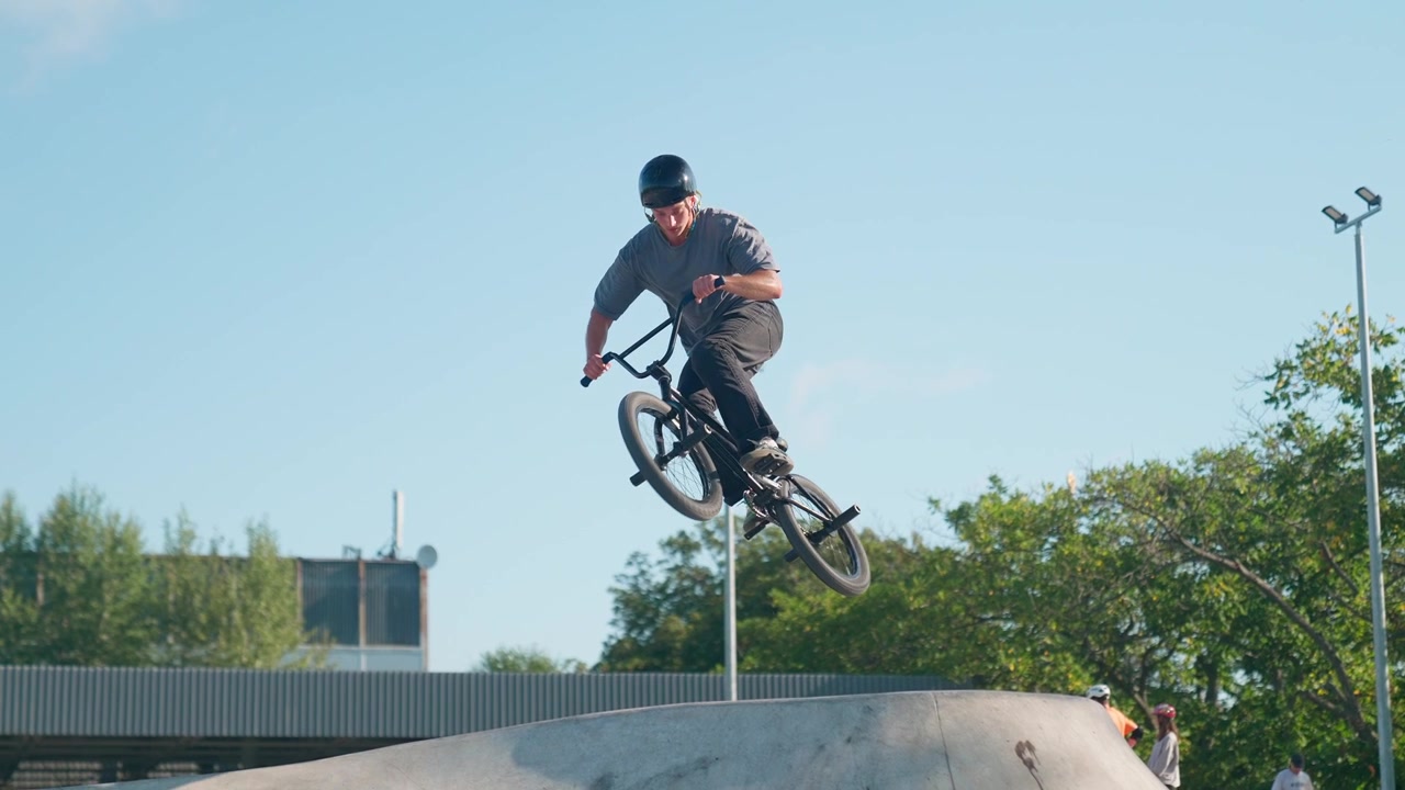 Giovane in bici BMX esegue un salto aereo nello skatepark