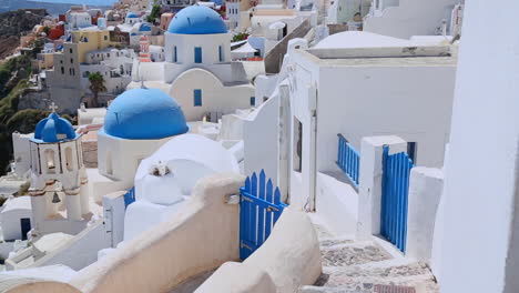 una iglesia ortodoxa griega en la isla griega de santorini 3