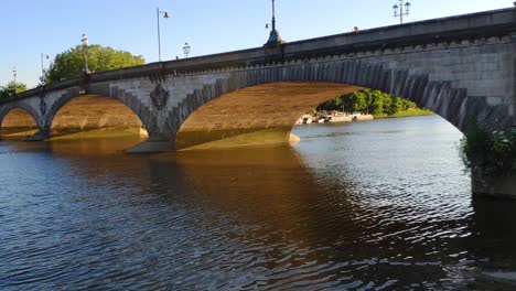 Kew-bridge-going-across-the-Thames-in-London