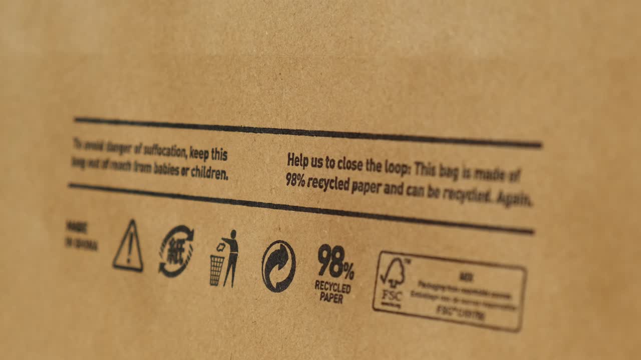 재활용 봉지 (pap) - 재활용 및 재사용 가능한 100 spbd의 갈색 종이 봉지에 pap 표지판과 다른 생태 표지판의 근접 뷰.