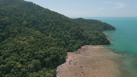 Hermosa-Vista-Aérea-Del-Drone-Paraíso-Telok-Melano-Sarawak,-Kampung-Telok-Melano-Fue-Una-Vez-Un-Refugio-Durante-Las-Tormentas-Marinas-Para-Los-Comerciantes-Desde-Sambas,-Indonesia-Hasta-Kuching