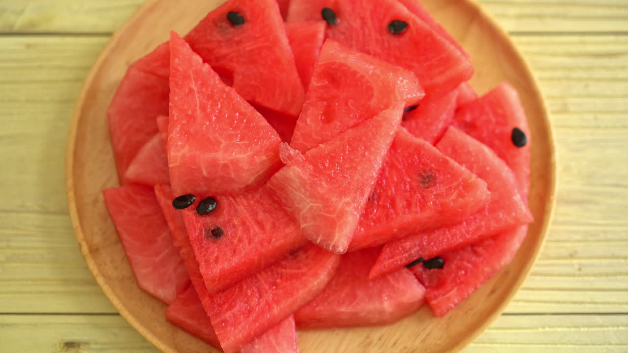 sandía fresca en rodajas en un plato