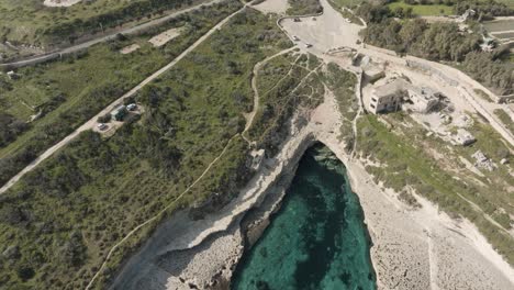 Luftdrohnen-Umlaufbahnaufnahme-über-Der-Kalanka-Bay-Malta-Mit-Kristallklarem-Meer