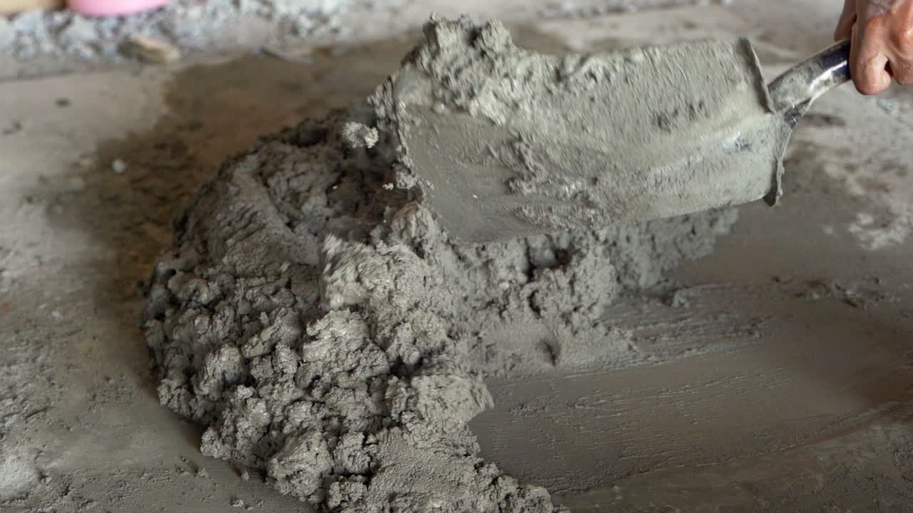 노동자는 박격포와 삽을 섞는다. 슬로우 모션