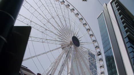 la rueda de la ferris y el horizonte de la ciudad