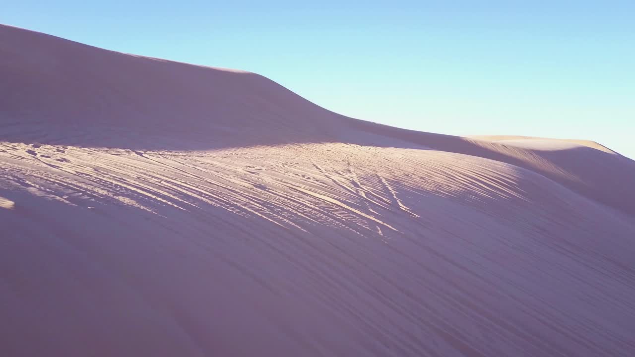 캘리포니아 17의 황실 모래 언덕을 가로지르는 듄 버기와 atv 경주