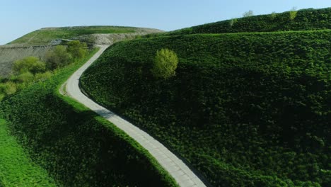 Luftaufnahme-Der-Mit-Vegetation-Bewachsenen-Mülldeponie