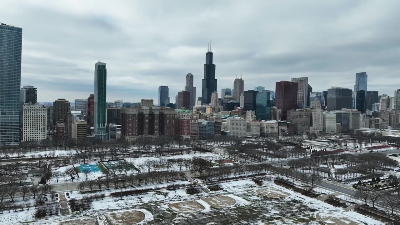 Ripresa panoramica con drone dei parchi innevati di Chicago e dello skyline cupo del Loop
