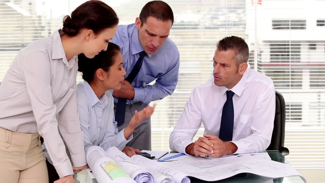 mujer de negocios señalando un documento