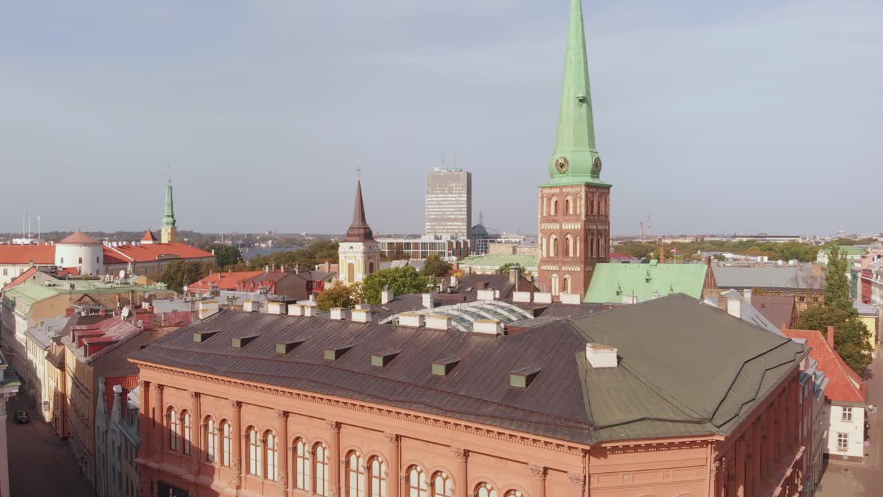 dron aéreo volando sobre el museo de arte riga bourse, día soleado, ascendente