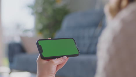 mujer usando su teléfono inteligente