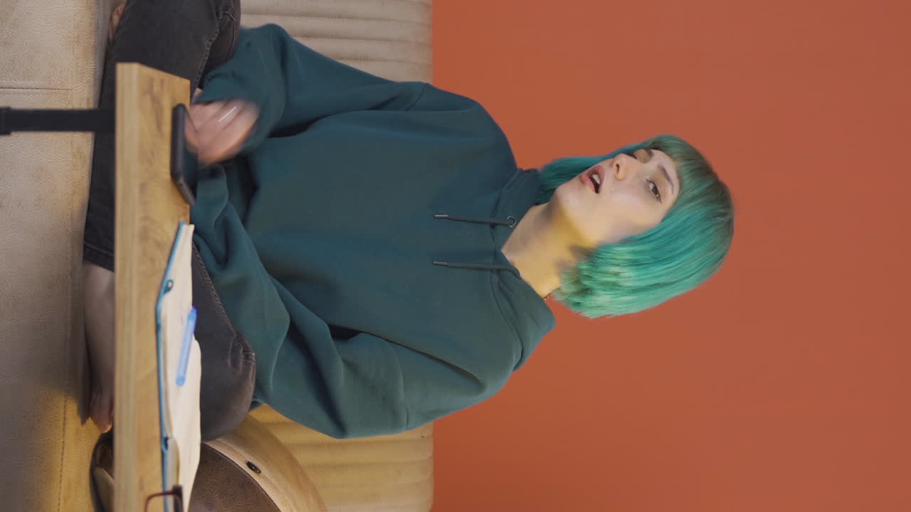 불행하고 불안한 젊은 여성의 수직 비디오.