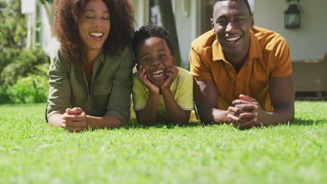 Familia-Pasando-Tiempo-Juntos-En-El-Jardín