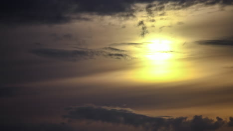 Impresionante-Paisaje-Del-Amanecer-Con-Cálido-Sol-Saliendo-A-Través-De-Nubes-Grises-En-El-Cielo