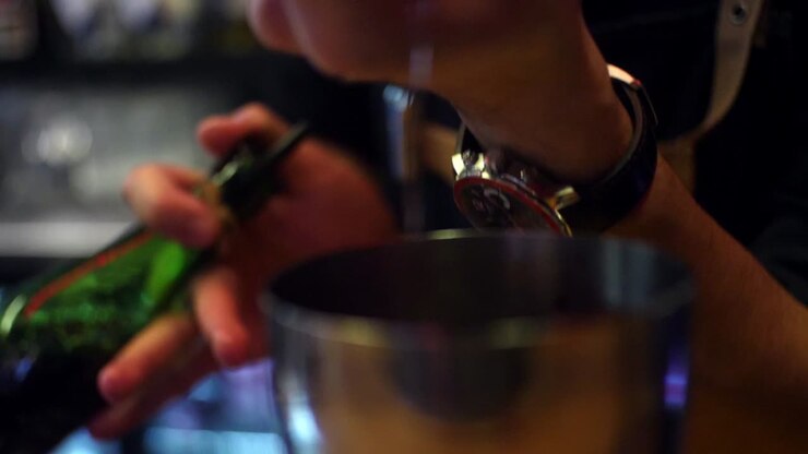 Il barista prepara i cocktail