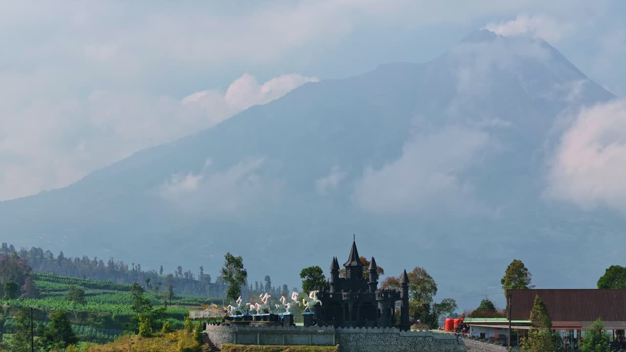 Kastil wisata Negeri Kahyangan dan pegunungan di sekitarnya di latar belakang