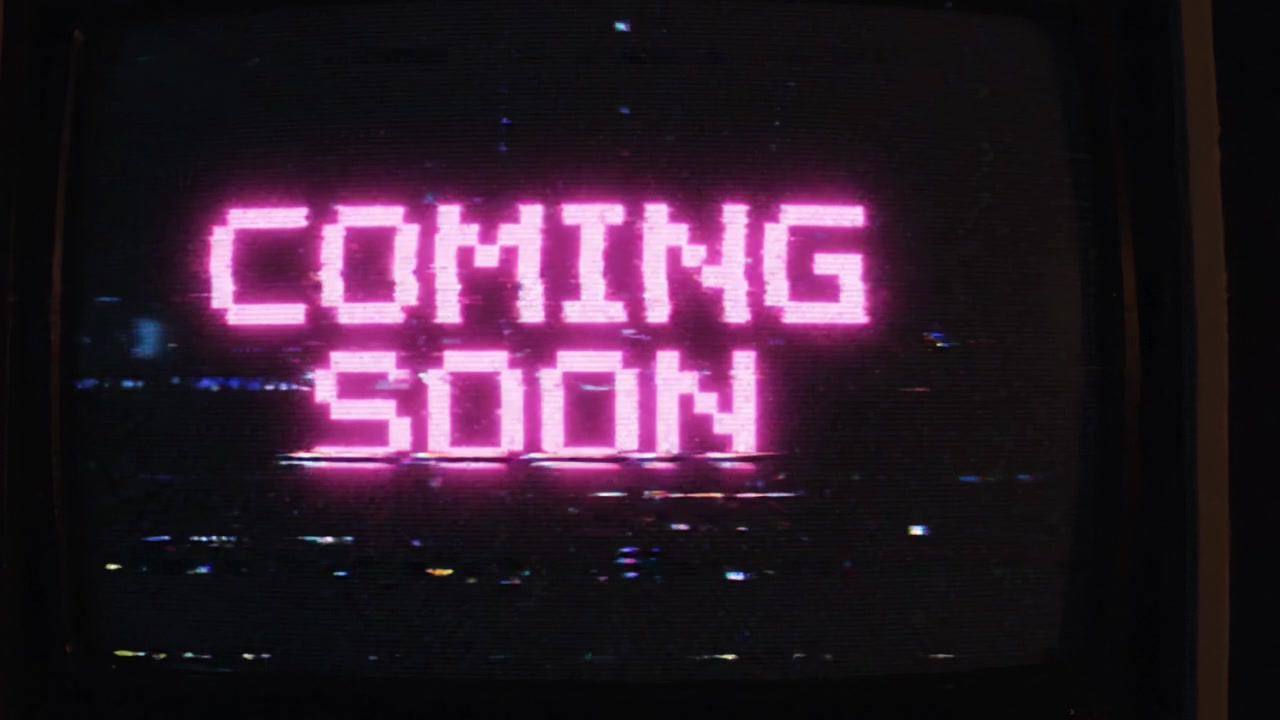 En retro-inspireret annoncering af en kommende begivenhed eller et produkt, der viser ordene 'KOMMER SNART' i lyse lyserøde pixels på en vintage skærm, hvilket signalerer spænding og forventning.