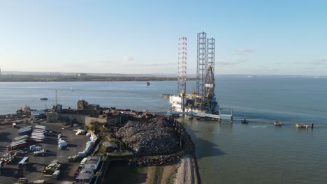 Aufsteigende-Drohnenaufnahmen-Ölbohrinsel-Vor-Anker-In-Sheerness