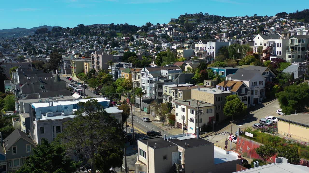 미국 캘리포니아 주 샌프란시스코의 거리에서 가운 철도 트램의 공중 사진