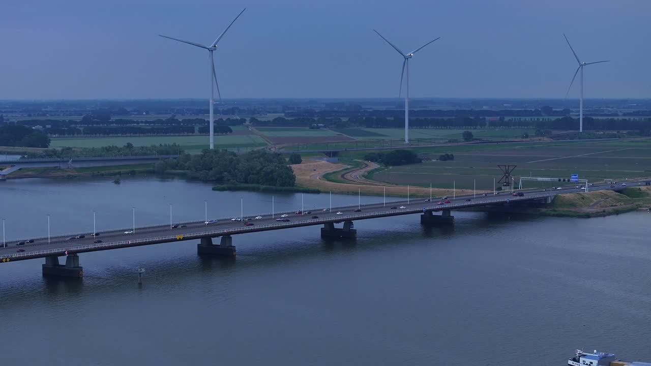 강 을 가로질러 지나가는 자동차 들 과 함께 모어디크 다리