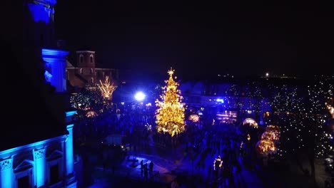 Beauty-of-Kaunas-city-Christmas-tree-2022,-aerials-ascend-view