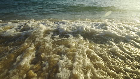 olas rompiendo en la playa