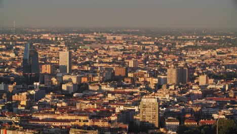 Sol-Brillando-En-El-Horizonte-De-La-Ciudad-De-Milán,-Vista-Desde-Arriba