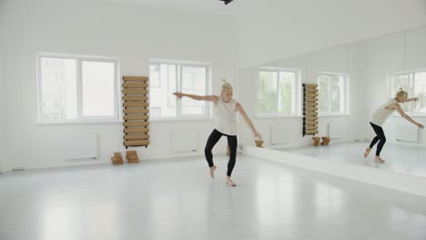 mujer haciendo yoga en un estudio