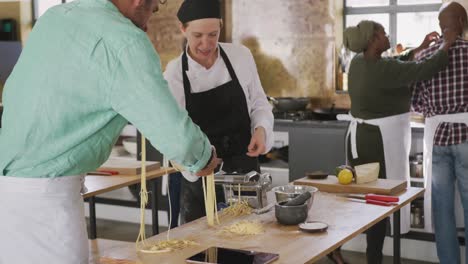 Köche-Bereiten-Gemeinsam-Pasta-Zu