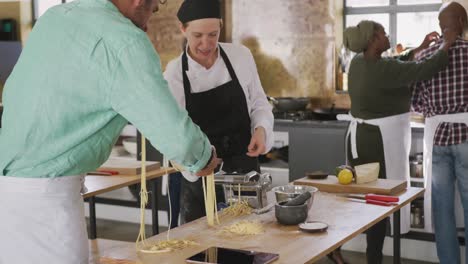 cocineros haciendo pasta juntos