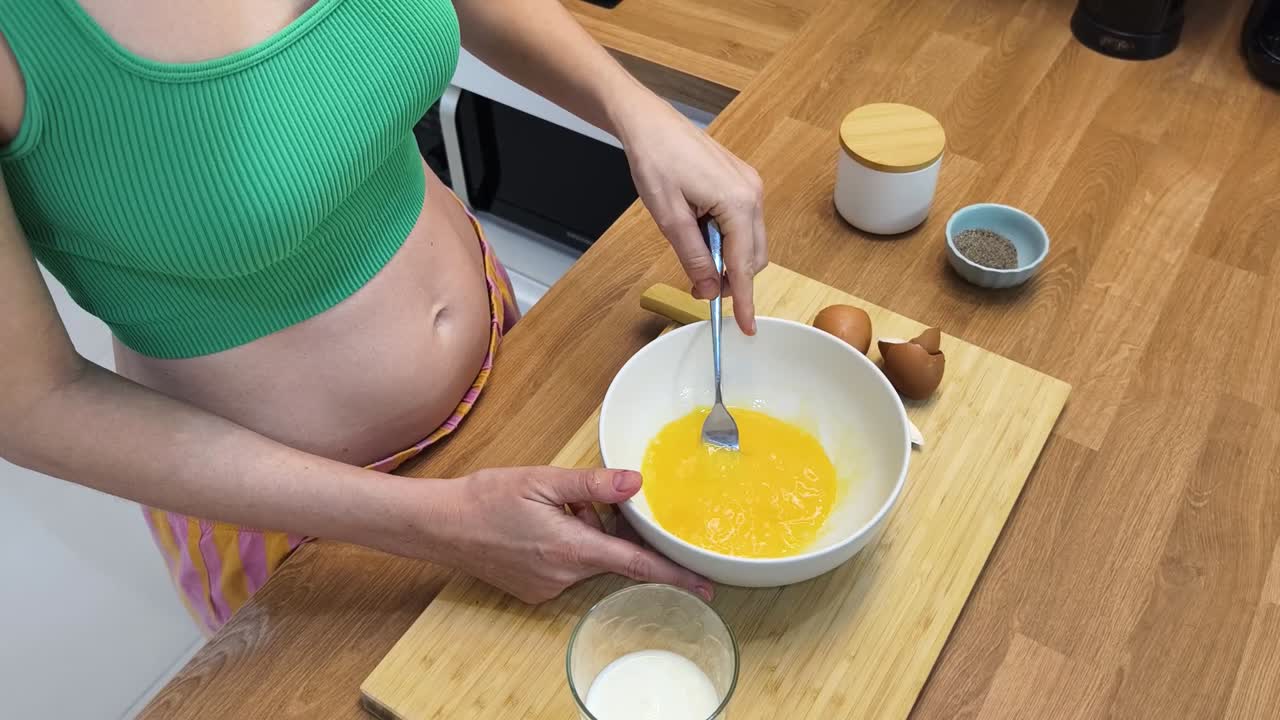 mujer preparando huevos revueltos