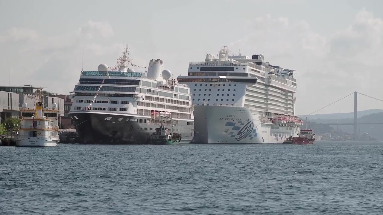 Dois grandes navios de cruzeiro atracados no porto em Istambul.